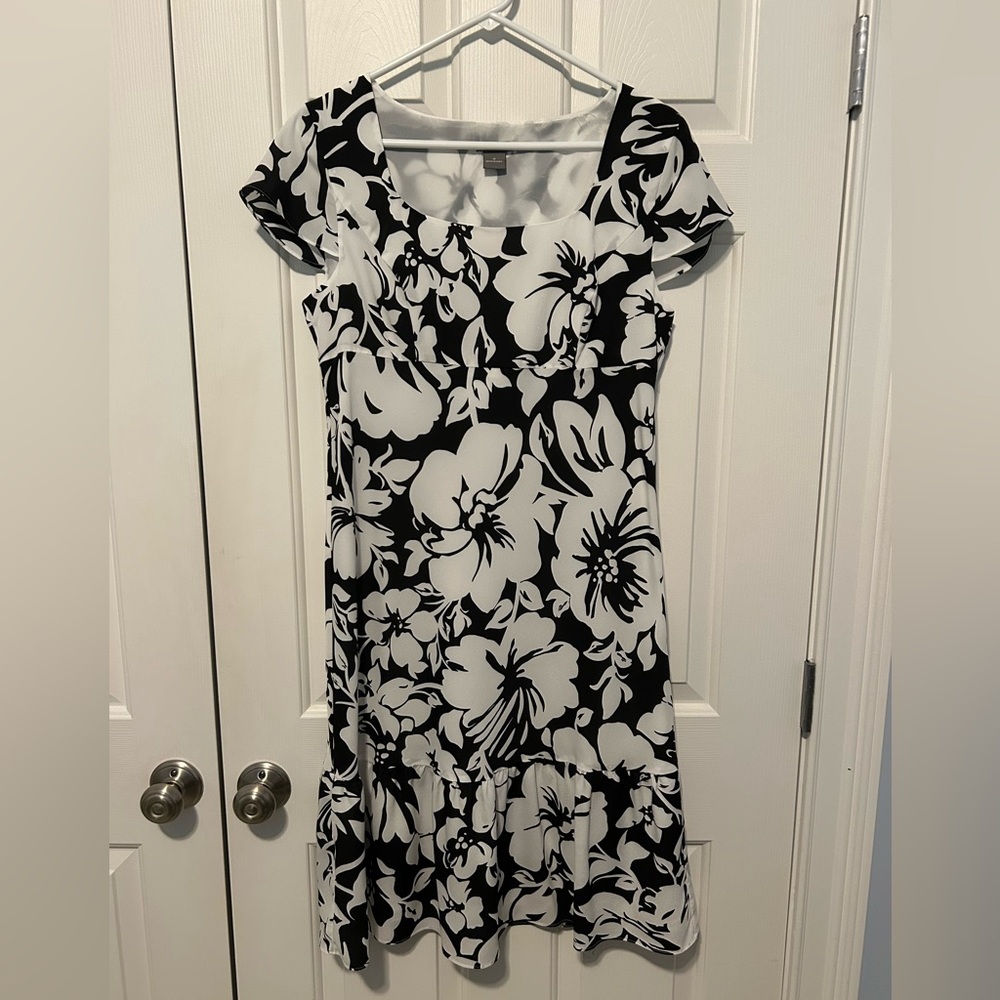 Ann Taylor Black and White Flutter Sleeve Midi Dress